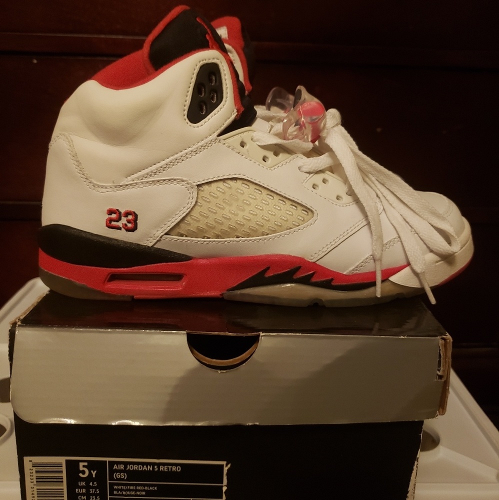 Almost new Jordan Retro 5 size 5 (originals)